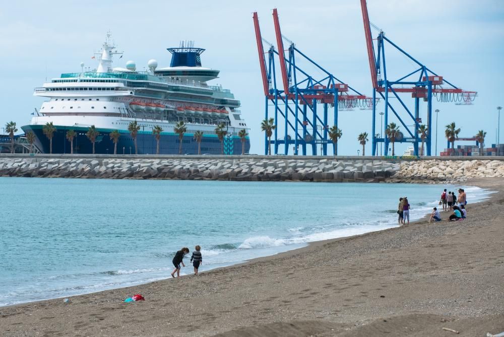 Padres e hijos aprovechan el primer día del desconfinamiento parcial de los niños menores de 14 años para dar un paseo por calles y plazas del Centro de Málaga. En la playa, algunos pequeños aprovechaban para remojarse los pies, bordeando una de las prohibiciones de esta nueva medida.