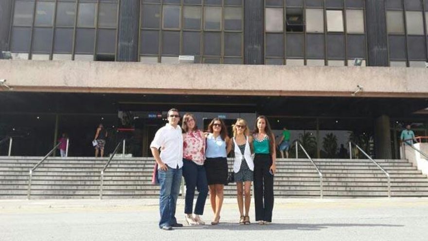 Los alumnos Artin Safarian, Francisca Páquez, María José Ayala, Lidia Gómez y Amanda Guisado, ayer en la Delegación.