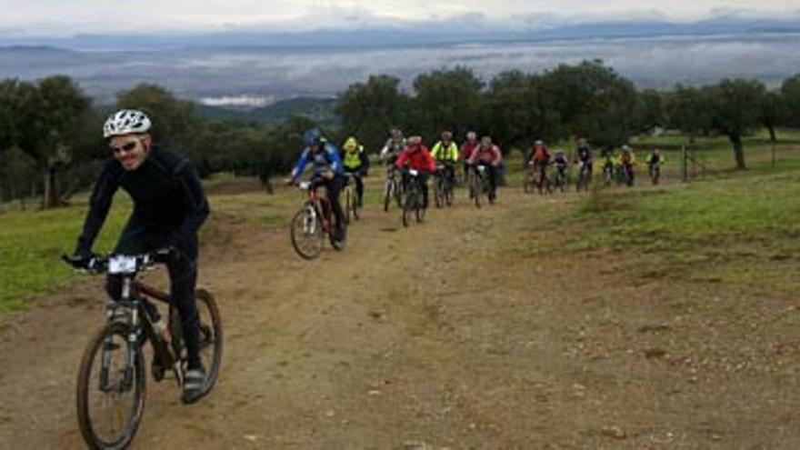 216 cicloturistas participan en la IV marcha en bici de montaña de Coria