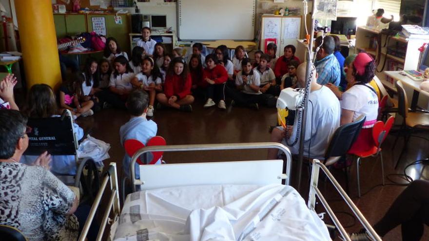 Los alumnos en la planta de oncología del Hospital