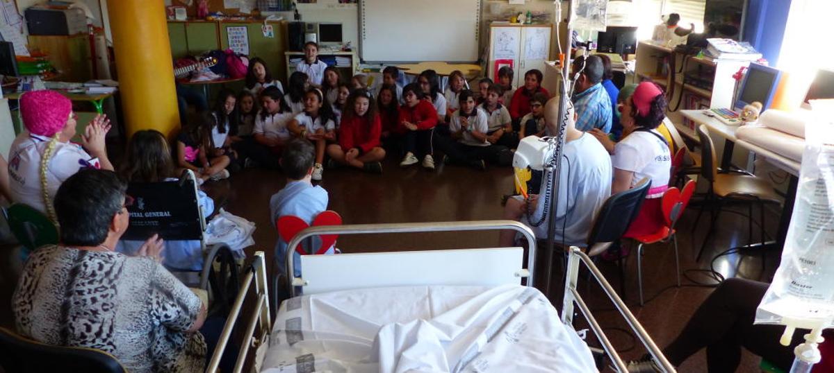 Los alumnos en la planta de oncología del Hospital