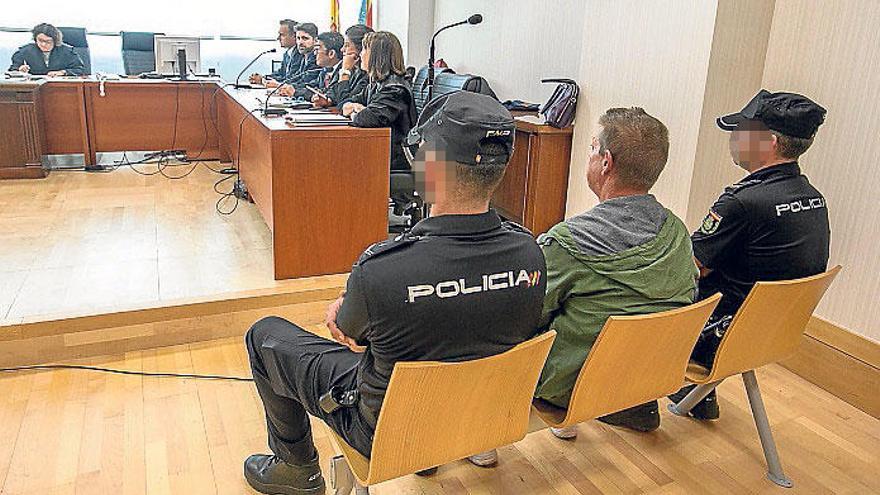 El hombre que mató en Torrevieja al hijo  de 10  años de su pareja irá 18 años a prisión