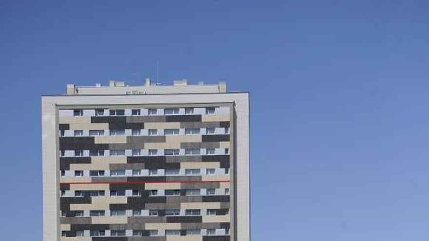 Edificio de viviendas en la urbanización de Someso. / carlos pardellas