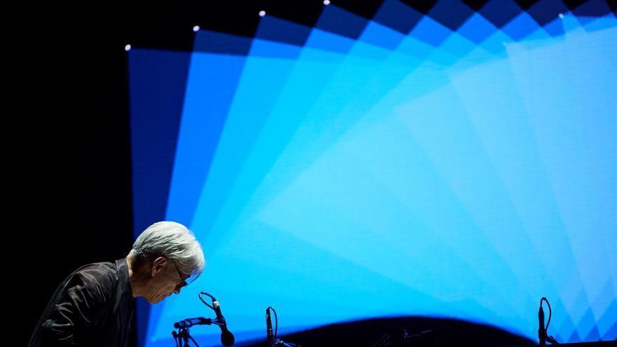 El dúo germano-japonés Alva Noto &amp; Ryuichi Sakamoto durante el concierto de clausura de la vigésimo quinta edición del festival Sónar en el teatro Grec, en Barcelona, en 2018.