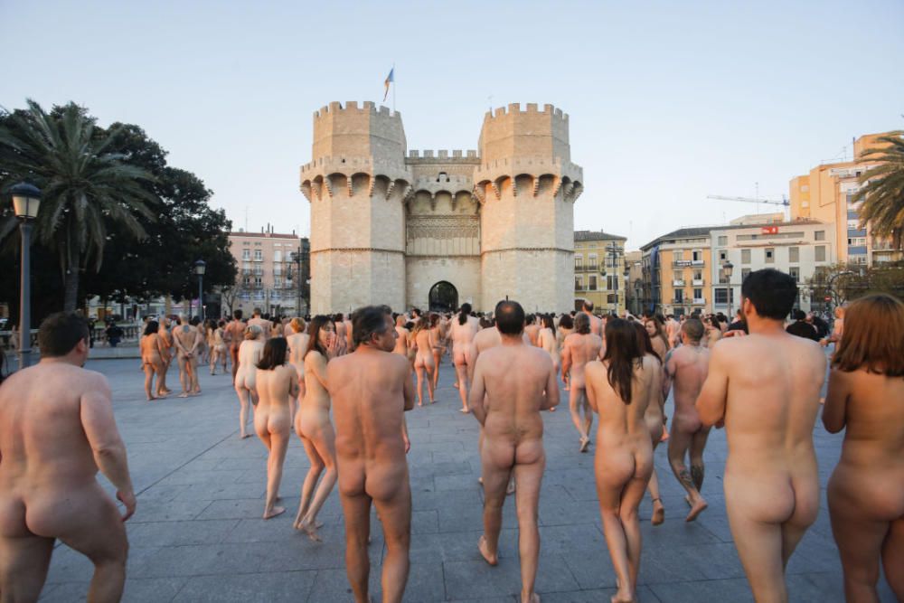 Spencer Tunick desnuda a 2.000 personas en València frente a las Torres de Serranos