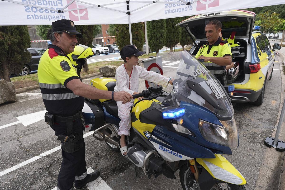 Les imatges dels Mossos d’Esquadra al Trueta per donar suport a la recerca pediàtrica