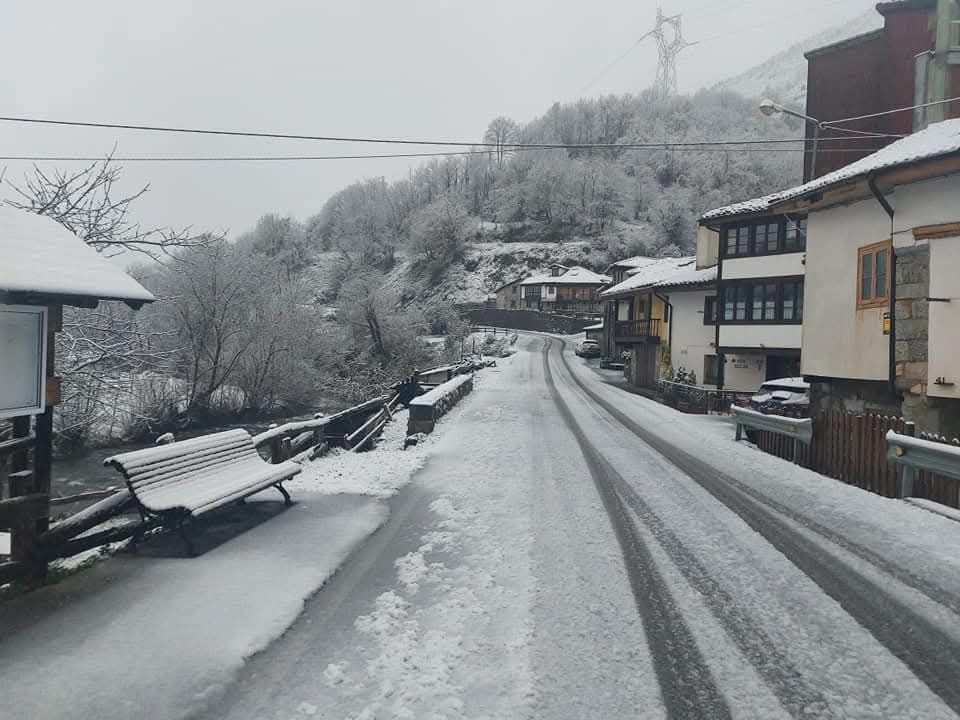 La nieve cubre de blanco varias localidades de montaña de Asturias