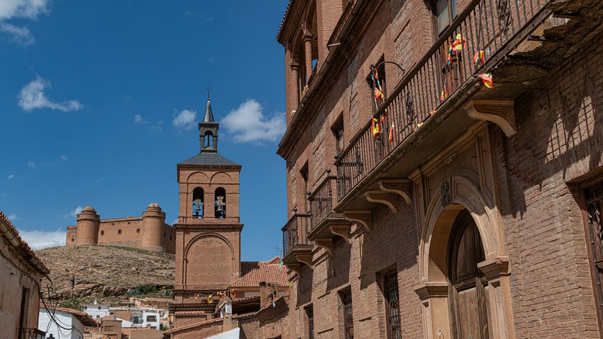 El Castillo de La Calahorra, primer ejemplo de arquitectura renacentista civil en España, decorado con mármoles de Carrara