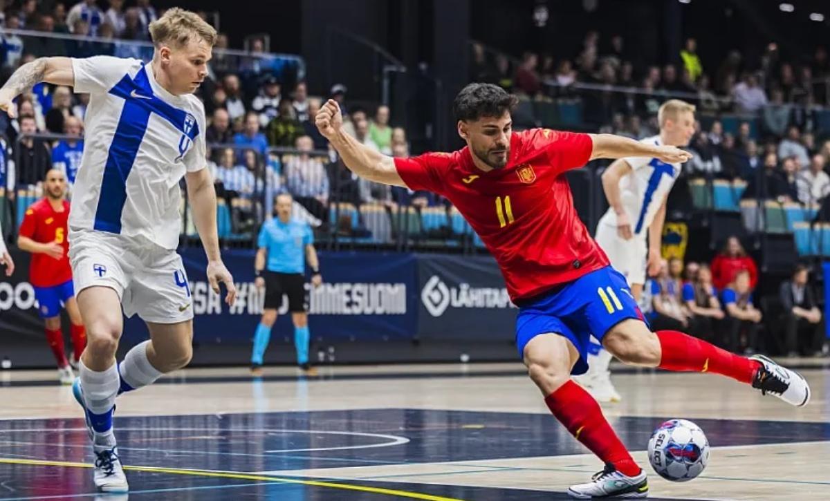 El exazulgrana Esteban intenta un recorte ante Finlandia