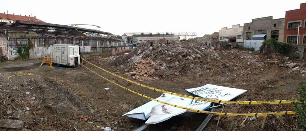 Zona en la que se están haciendo los derribos del plan de El Arbeyal. Al fondo a la izquierda, tejados de viviendas de El Arbeyal y, a su lado, la parte superior de la sede de la EMA.