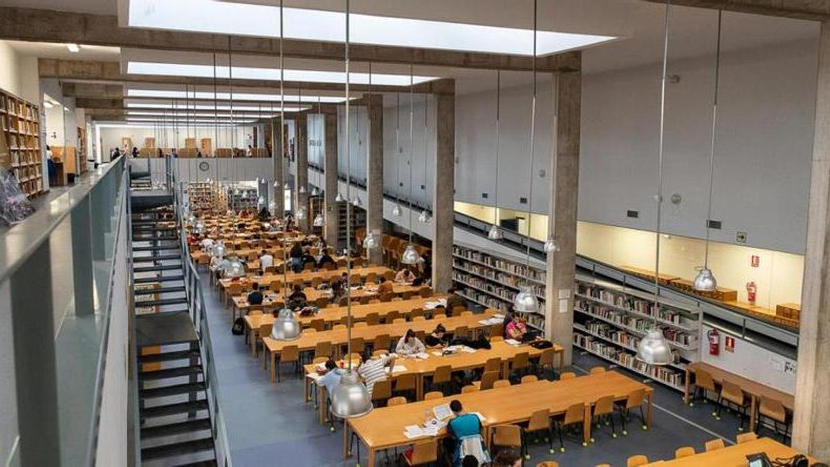 Estudiantes en la Biblioteca Central del Campus de Cáceres.