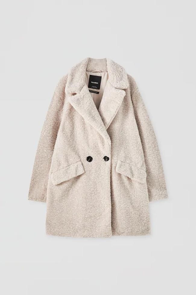 Abrigo de pelo rizado con doble botón, de Pull & Bear