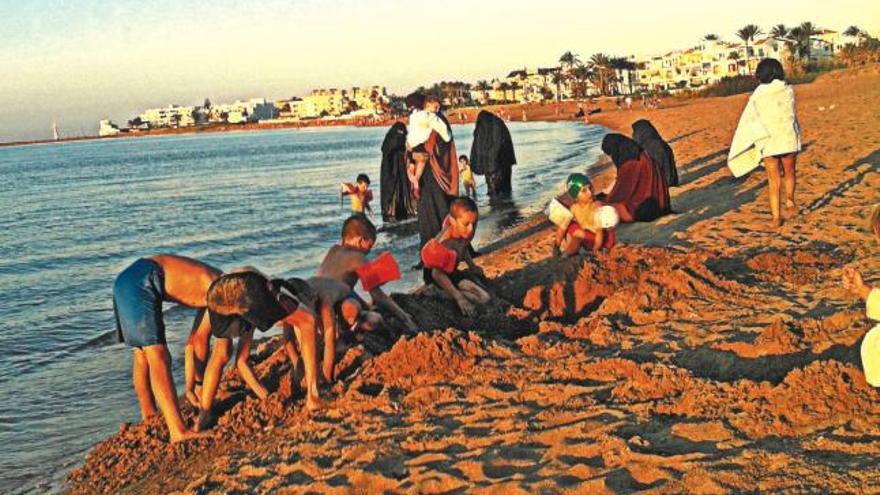 Mujeres con niqab se bañan en la playa de Dénia - Levante-EMV