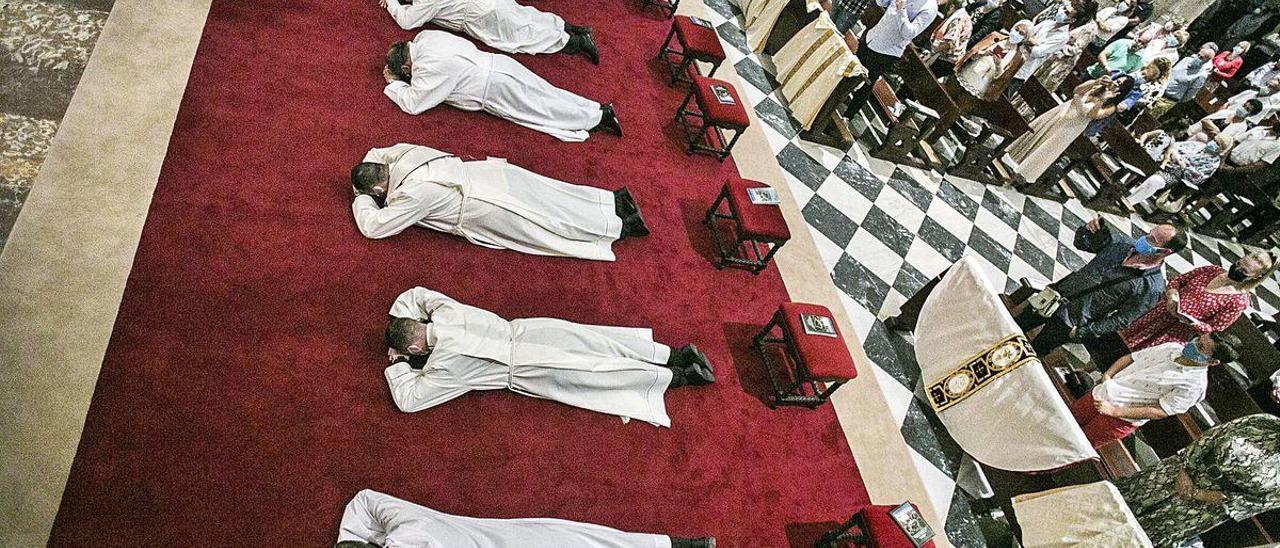 Los seis ordenandos durante la ceremonia de anteayer, domingo, en la Catedral de Oviedo. Desde abajo: Arturo José Marías y Marcos Argüelles (diáconos transitorios), Miguel Vilariño (sacerdote), Antonio Huélamo, José Luis García y Alfredo Jesús García (diáconos permanentes).