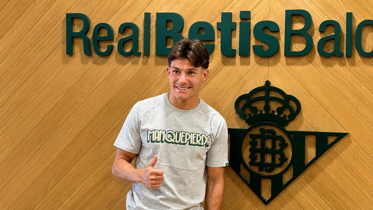 Fran García posa como nuevo jugador del Betis
