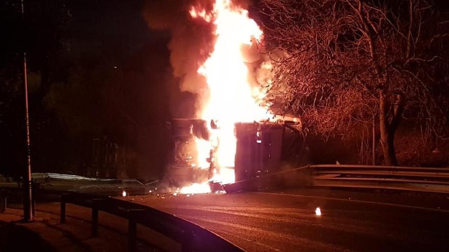 Imagen del camión tras la explosión.