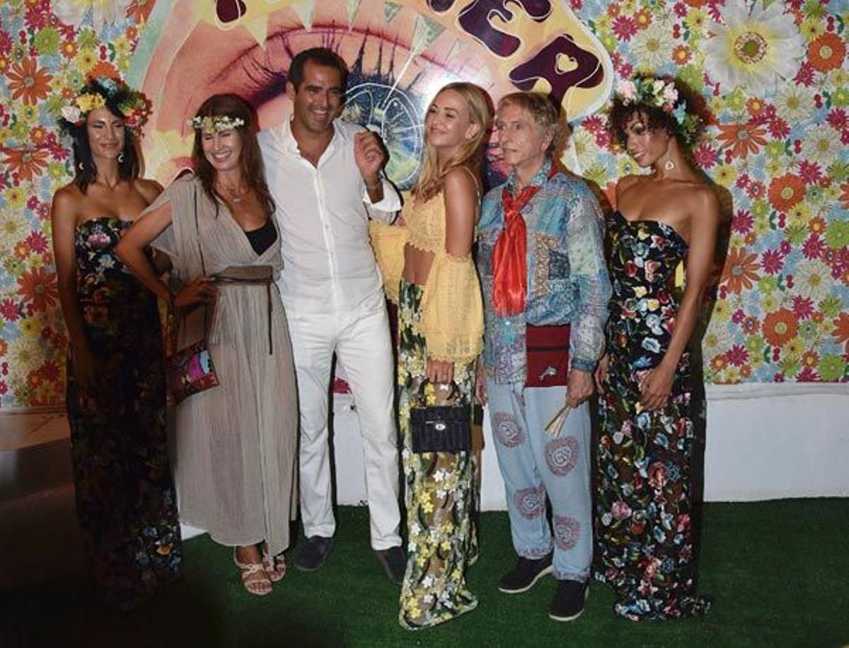 Carmen Jorda con 'braless' amarillo y pantalón de flores semitransparente en la fiesta Flower Power VIP