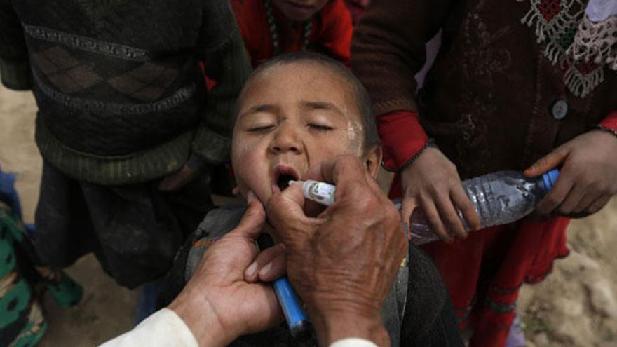 Un niño afgano es vacunado contra la polio.