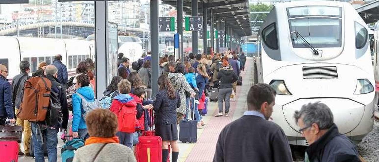 Viajeros con destino a Madrid en la estación de Guixar. // Marta G. Brea