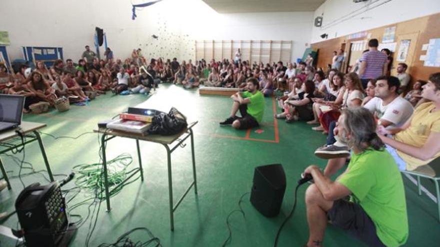 Los profesores se reunieron en el gimnasio del instituto Algarb de Sant Jordi.