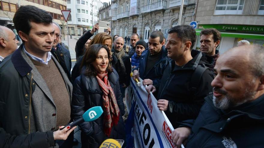 La ministra Robles dialogando con los funcionarios de la prisión de A Lama que protestaban a la entrada de este acto de partido.