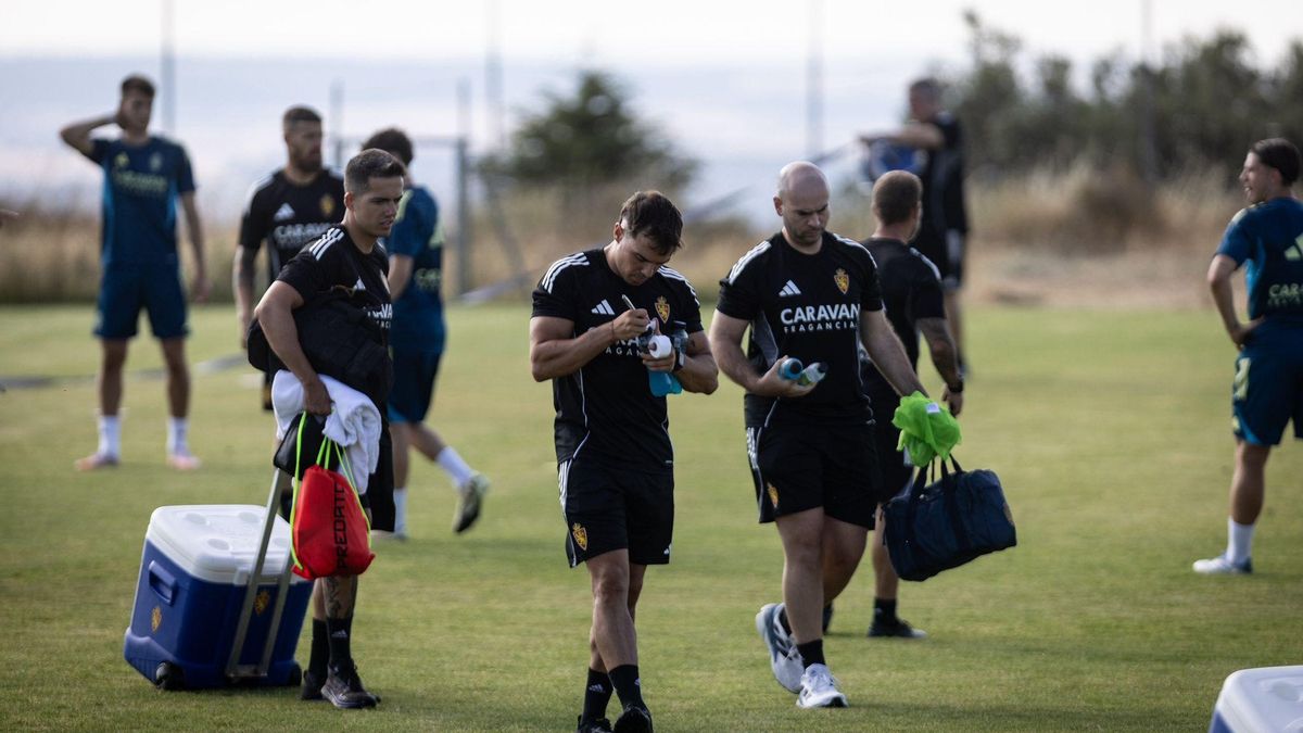 El equipo de tres fisios que acompaña al Zaragoza en Los Ángeles de San Rafael.
