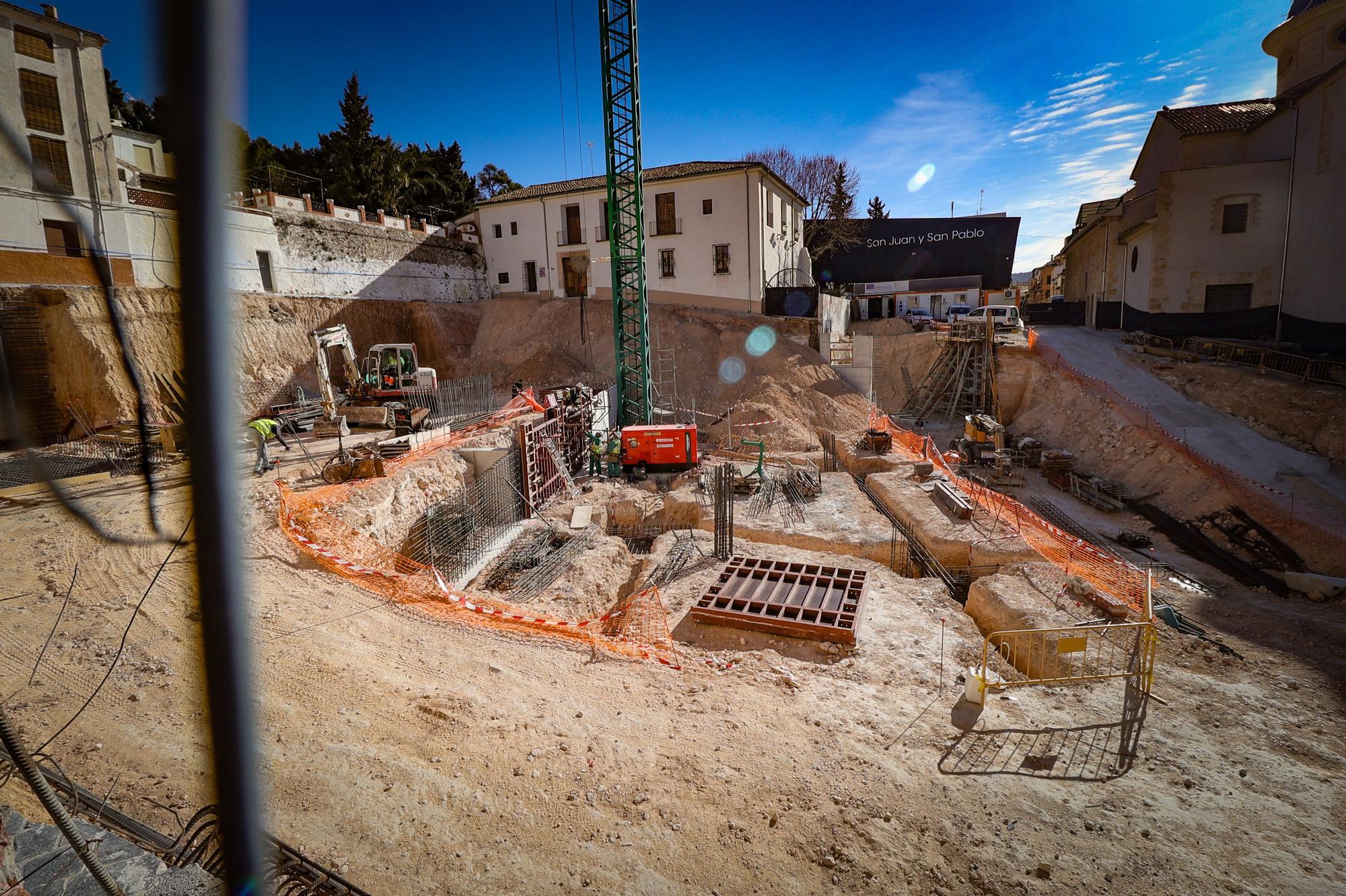 La plaza de la Iglesia de Ibi muestra sus entrañas en sus obras de reforma