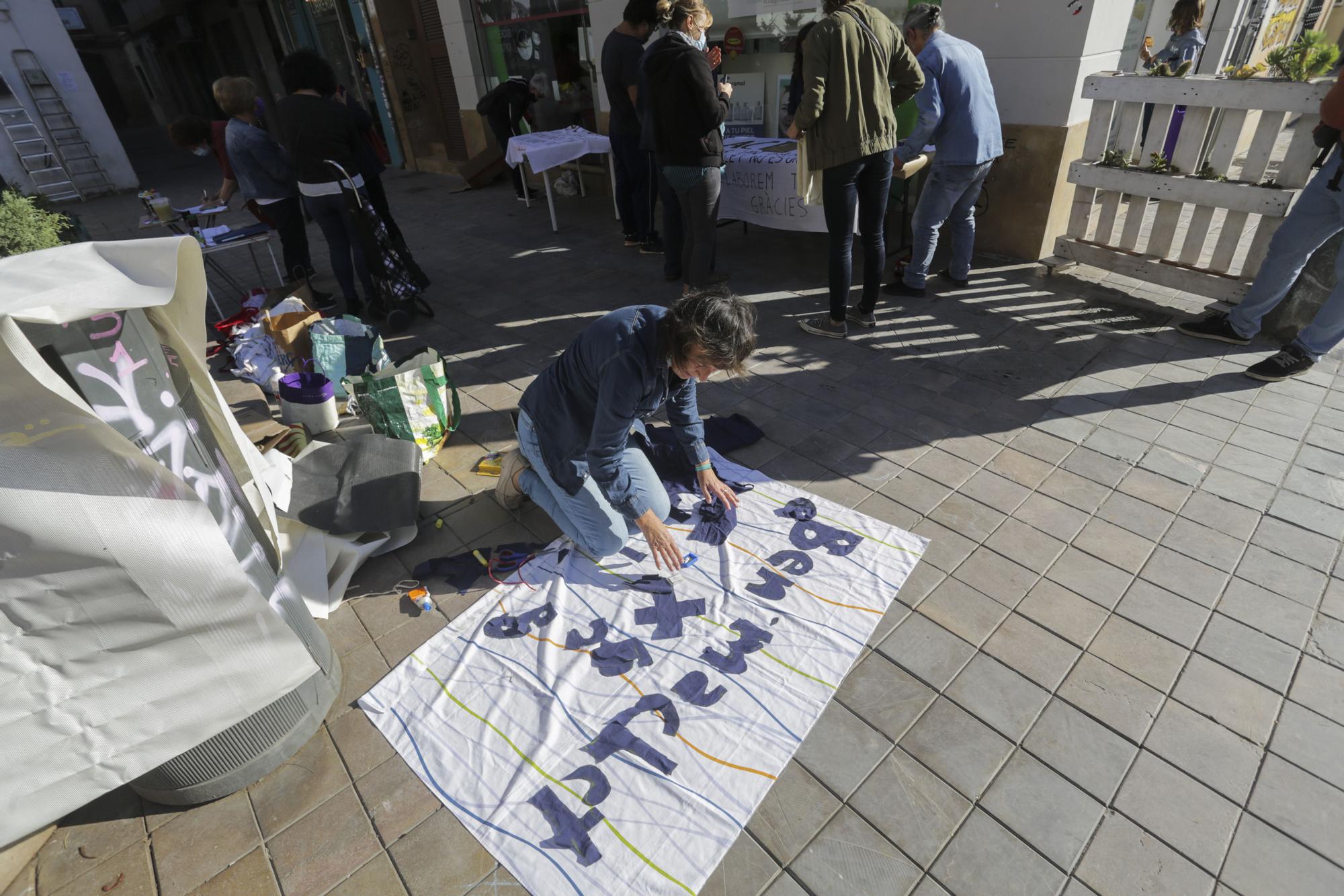 Los vecinos de Benimaclet pintan pancartas contra el botellón