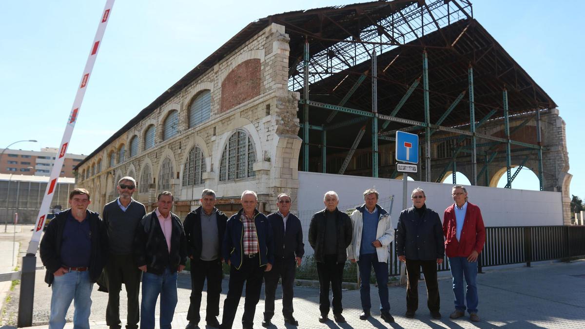 Miembros de Apidma, delante de los centenarios talleres en febrero de 2017.