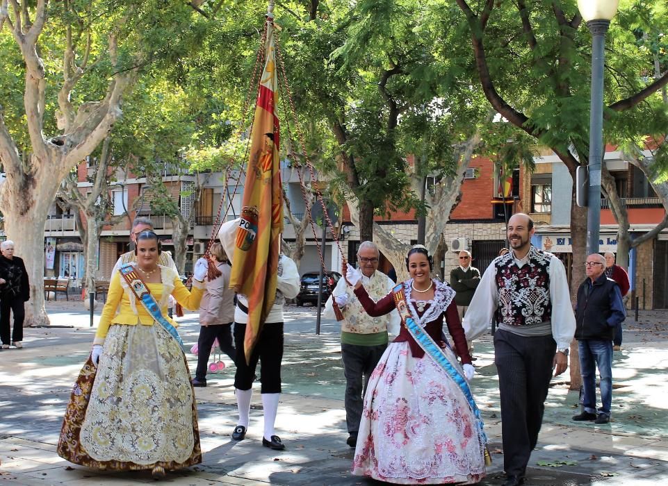 El detalle: las falleras que portan las borlas llevan guantes blancos.