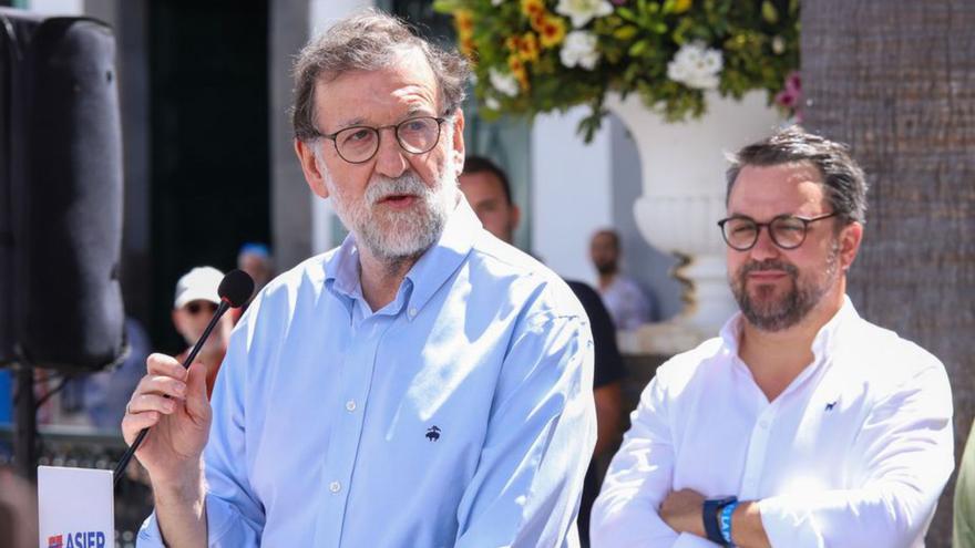 Mariajo Rajoy y Asier Antona, ayer en Santa Cruz de La Palma. | | LUIS G. MORERA/EFE