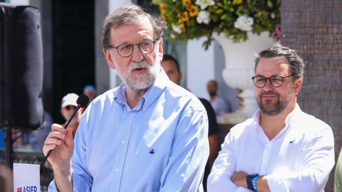 Mariajo Rajoy y Asier Antona, ayer en Santa Cruz de La Palma. | | LUIS G. MORERA/EFE