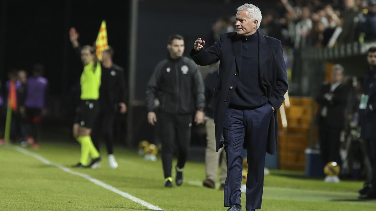 Jose Mourinho, entrenando al Benfica en la Primeira Liga