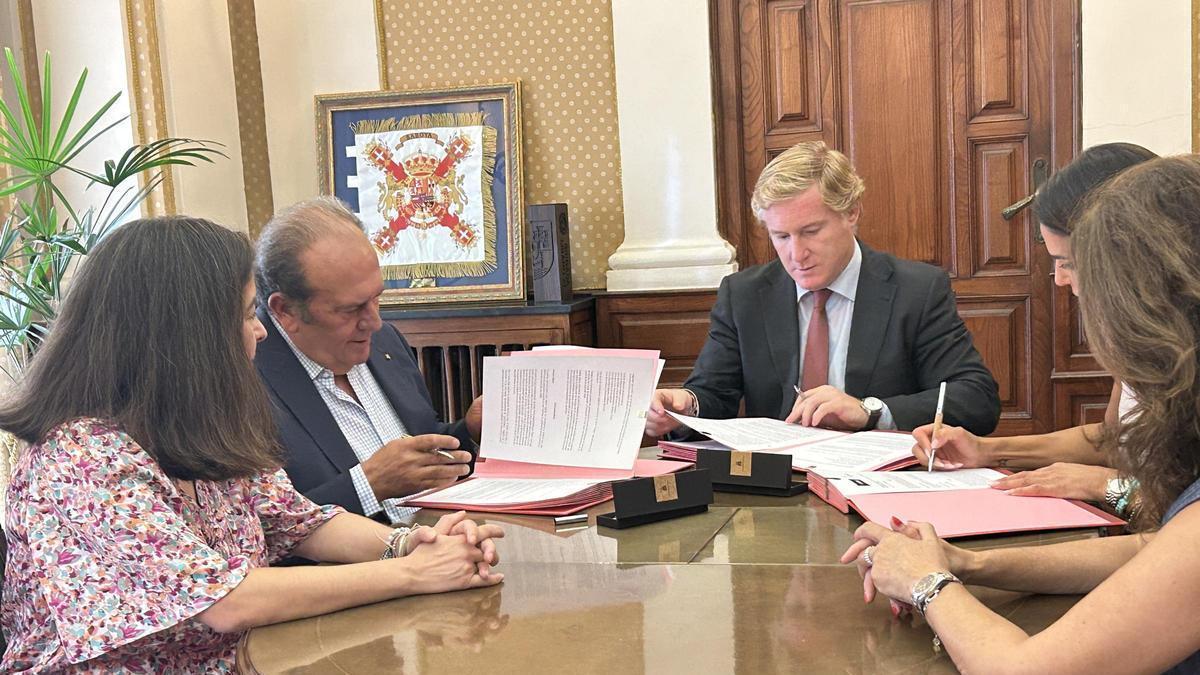 Urbano Caballo e Ignacio Gragera, durante la firma de convenio.