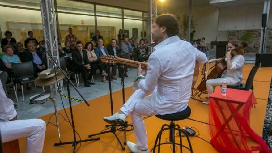 El cantante Fraskito durante la actuación que realizó en el acto de apertura.