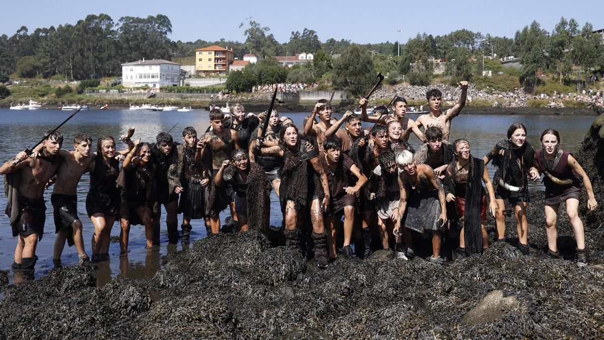 Asistentes a una edición anterior de la Vikinga de Catoira.