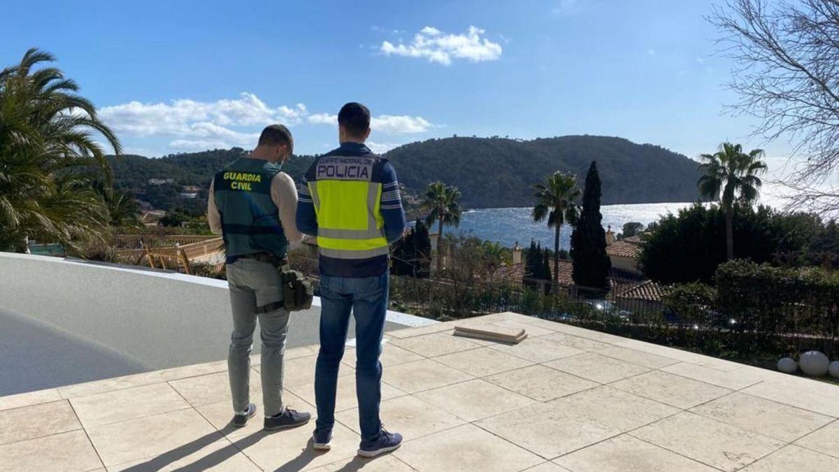 Un guardia civil y un policía nacional, el martes, en la mansión de Bashkim Osmani en Camp de Mar.