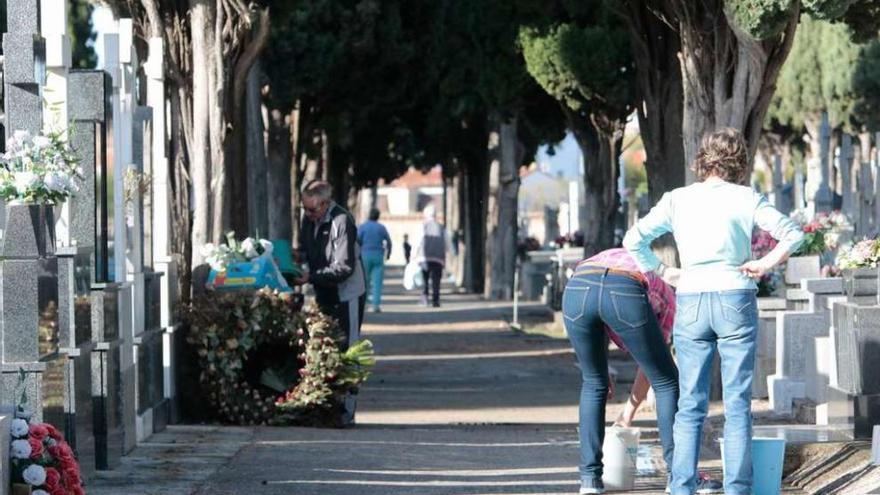 Los ciudadanos realizan labores de limpieza en el cementerio de San Atilano.