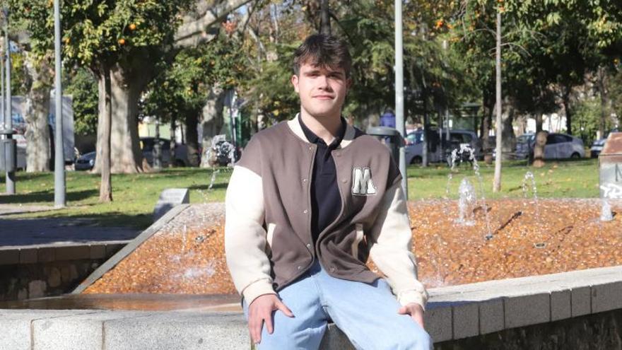 Héctor Sánchez, con su libro ‘¡No en mi instituto!’, en Córdoba.