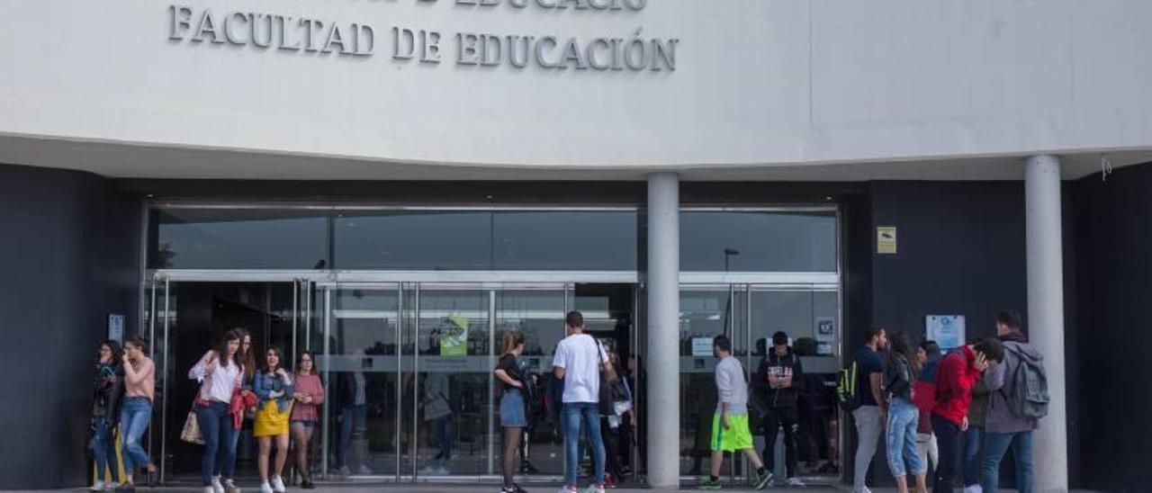 Profesor, la titulación más demandada pese a su menor salida laboral