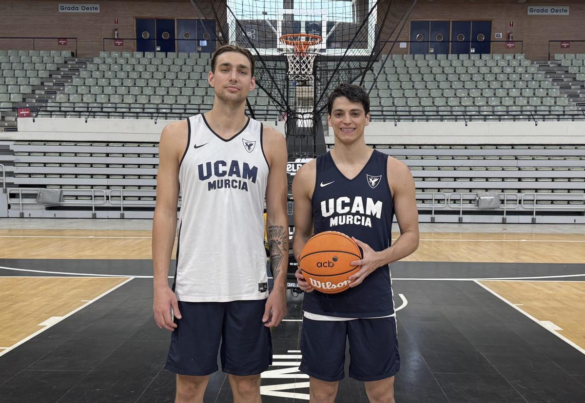 Will Falk y Juani Marcos, ayer en el Palacio de los Deportes. | UCAM MURCIA CB