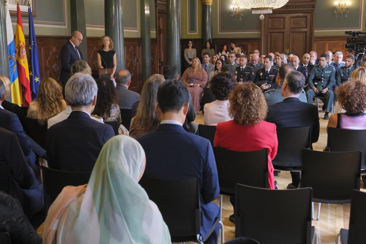 El delegado del Gobierno en Canarias, Anselmo Pestana, pronuncia su discurso durante la entrega de los premios Meninas en el Salón del Trono de la sede de la institución en Las Palmas de Gran Canaria.