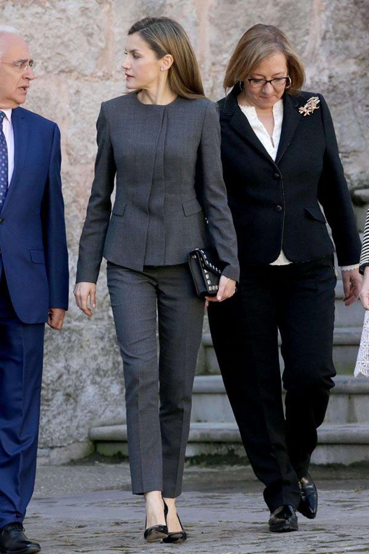 Letizia Ortiz con traje gris de Hugo Boss, zapatos de Carolina Herrera y bolso con tachuelas