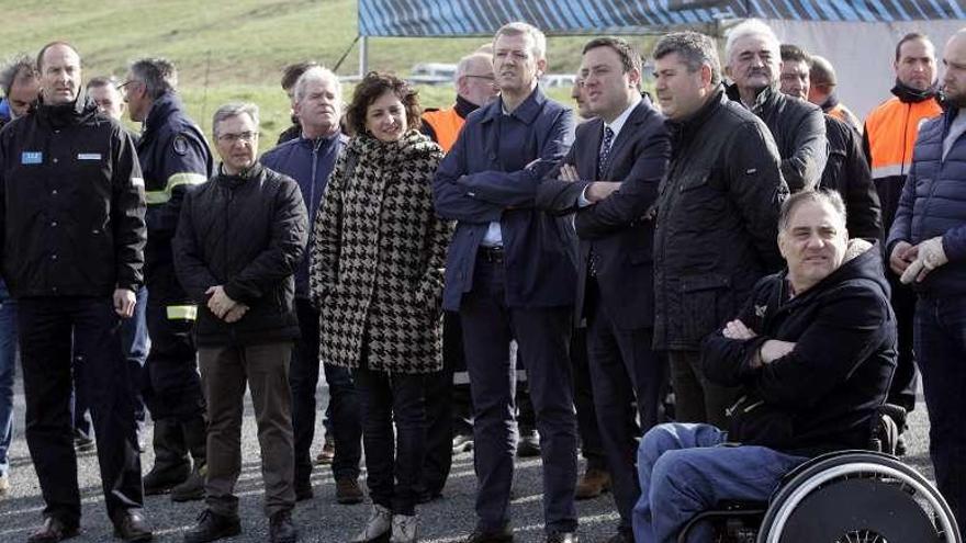 La alcaldesa de Tomiño, junto a Rueda y otros alcaldes de la comunidad gallega, ayer, duranrte el acto de entrega. // FdV