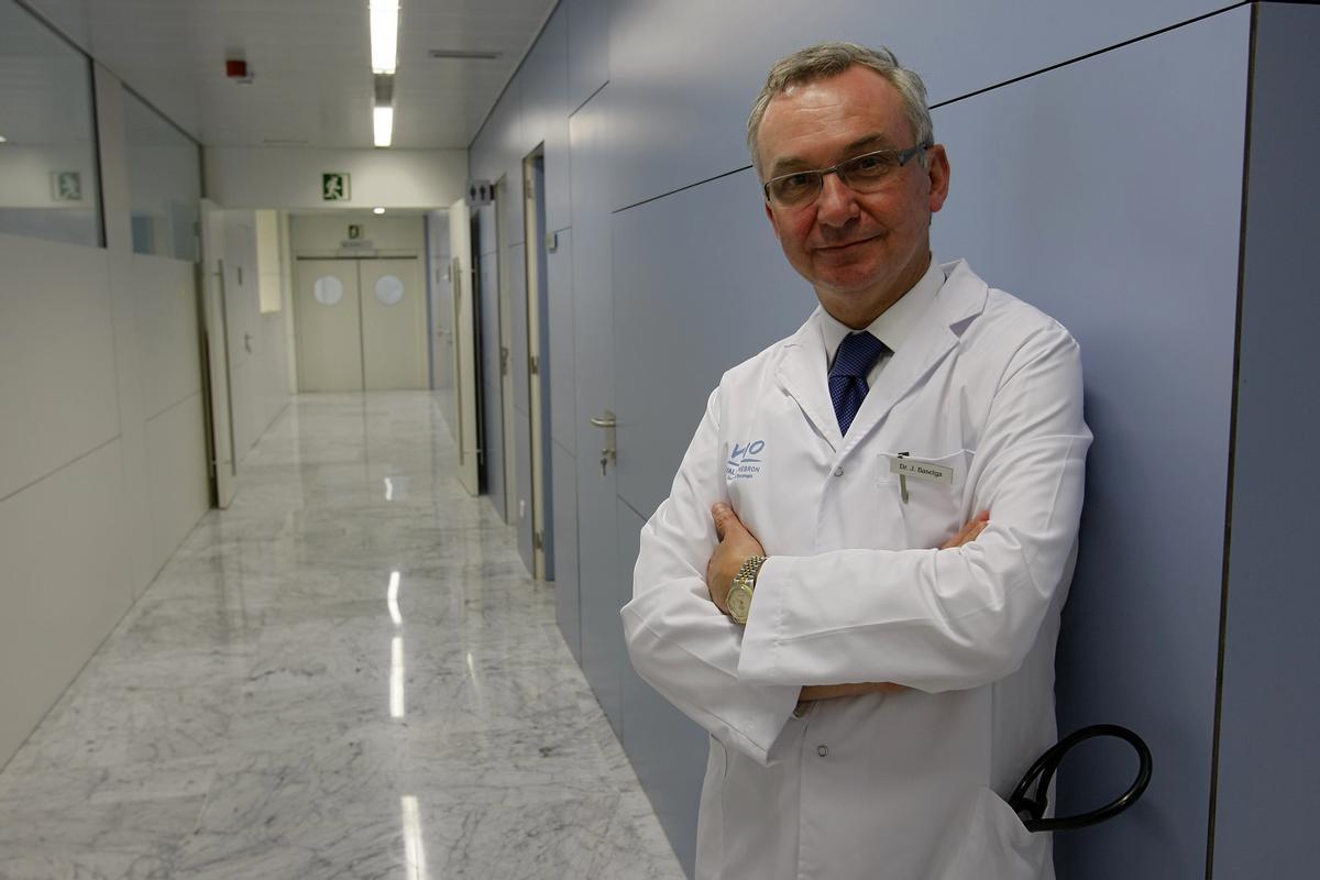 Baselga en las nuevas dependencias de la Unidad de Cáncer de Mama de Vall d'Hebron, en 2010.