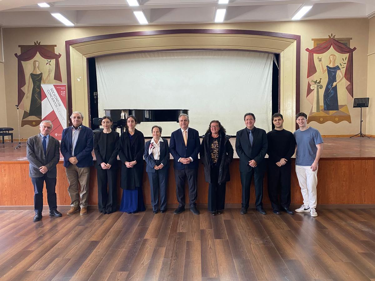 Foto de familia durante la celebración de la jornada de la Sociedad de Conciertos
