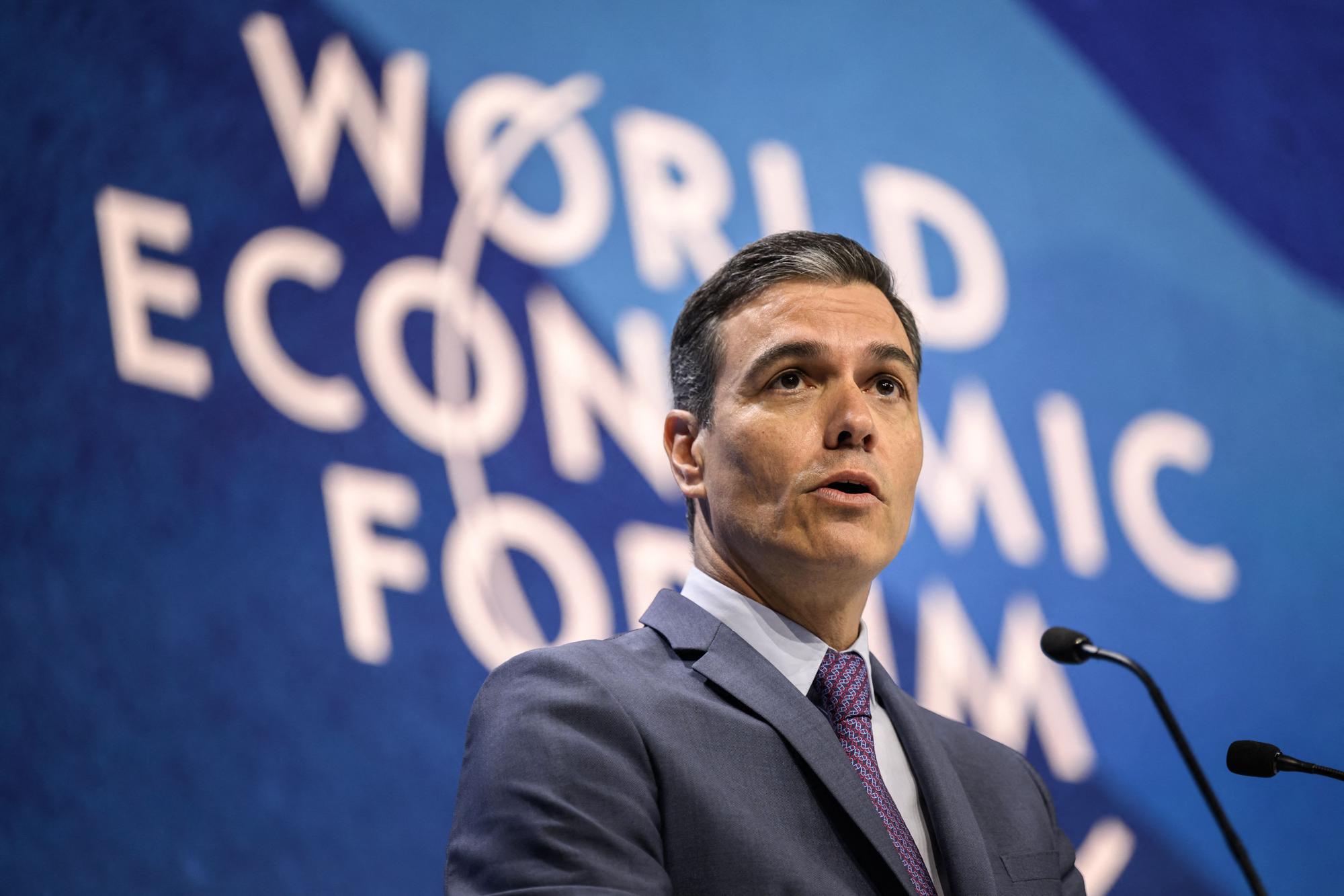 Spain's Prime Minister Pedro Sanchez delivers a speech during a session at the World Economic Forum (WEF) annual meeting in Davos on May 24, 2022. (Photo by Fabrice COFFRINI / AFP)