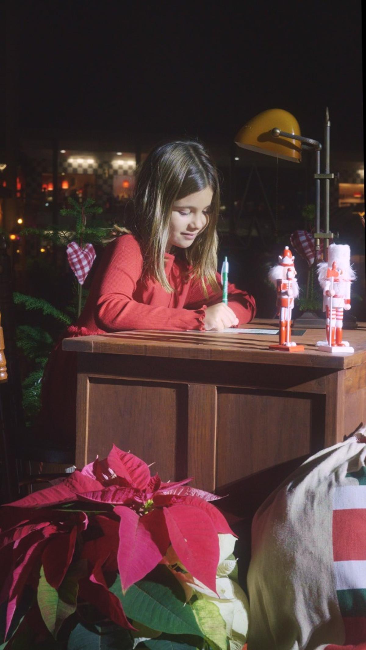 Una niña, en el encendido de Las Ramblas Centro.