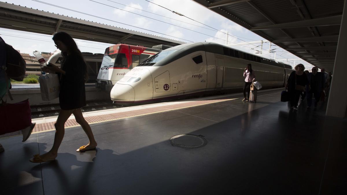 Llegada de un tren AVE a la estación de Alicante