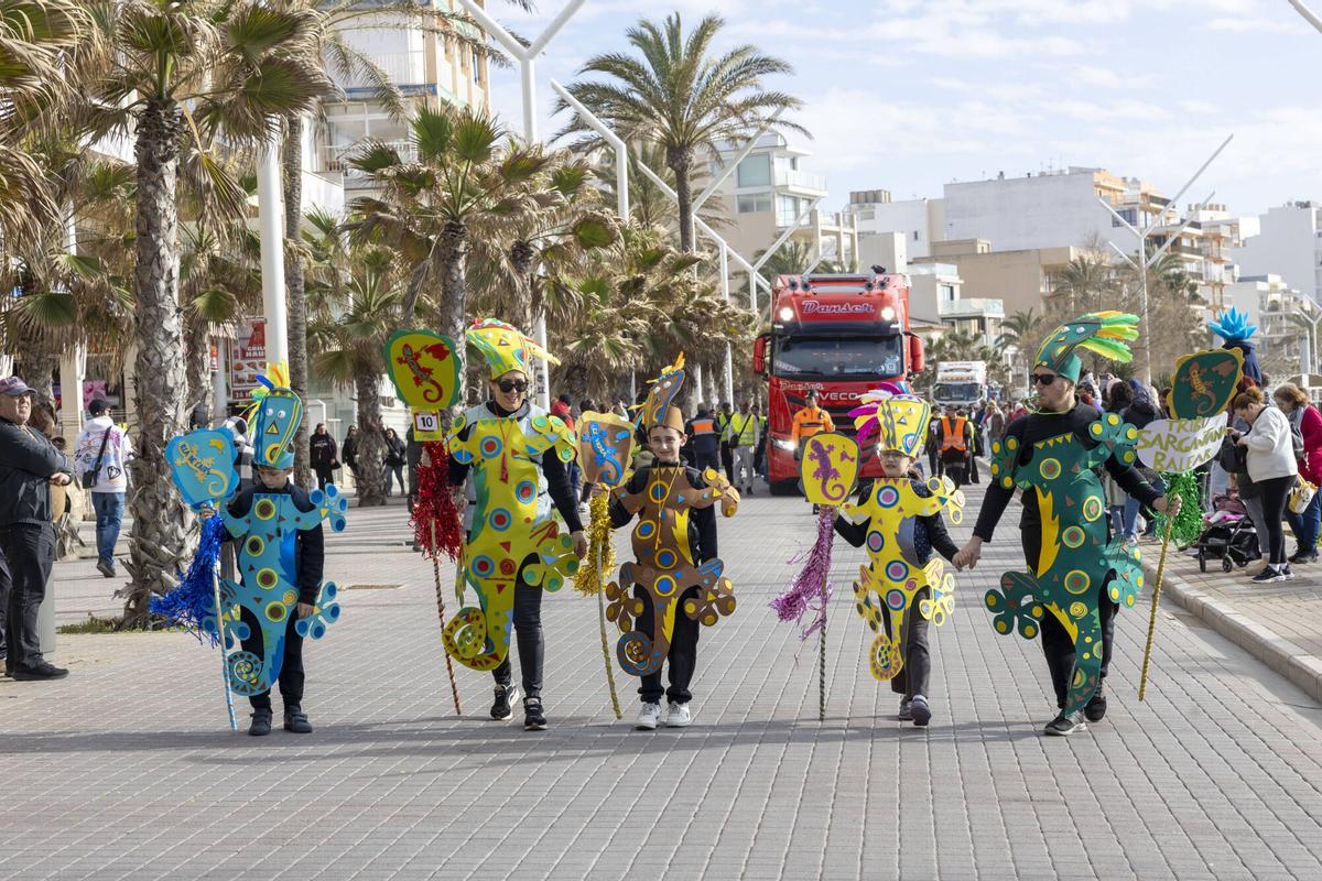 La Rua de El Arenal-Playa de Palma ha contado con variedad de comparsas con mucha inspiración y color. La Rua de El Arenal-Playa de Palma ha contado con variedad de comparsas con mucha inspiración y color.